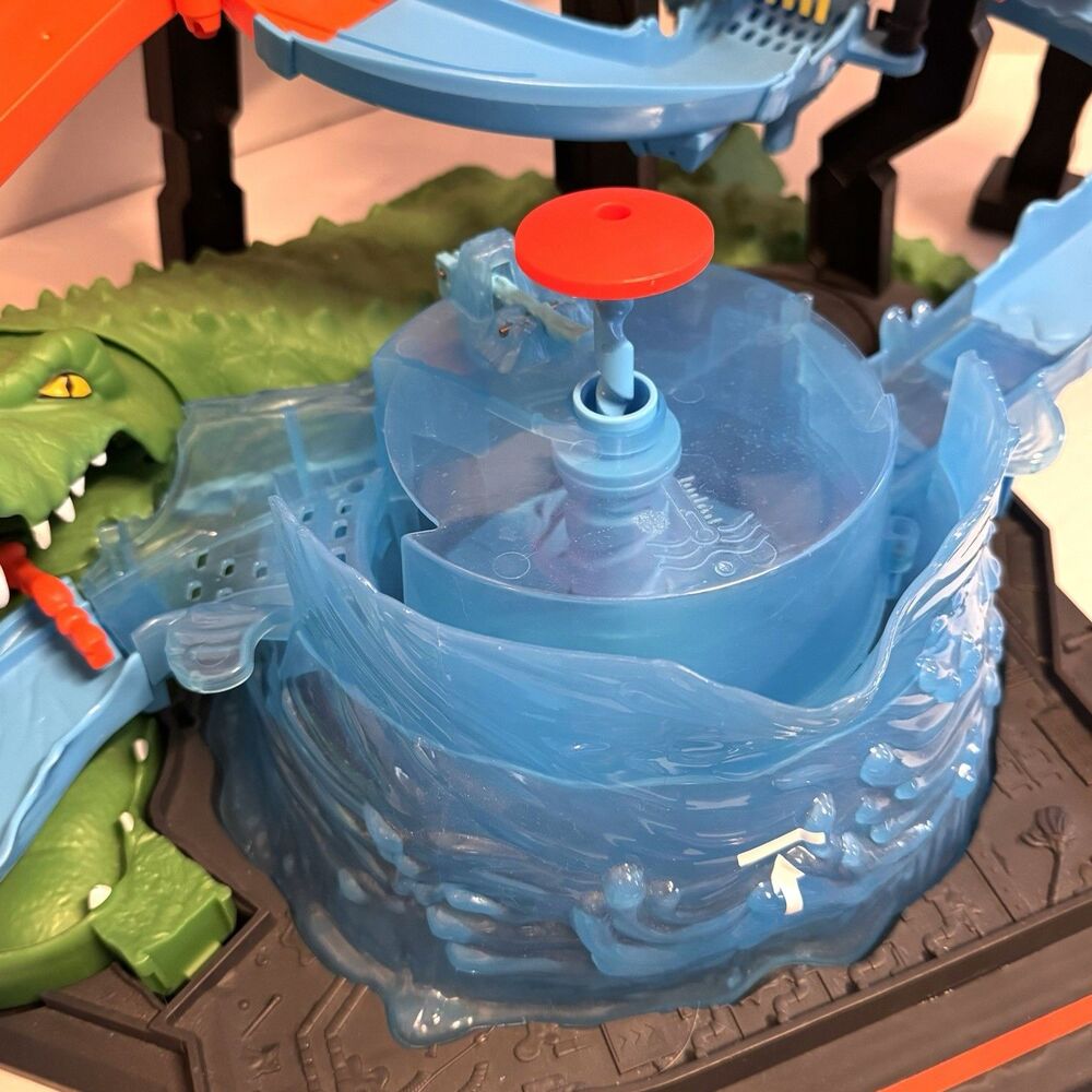 HOT WHEELS Ultimate Gator Car Wash Playset with 1 Color Shifter Car (Bx X) - Picture 7 of 9